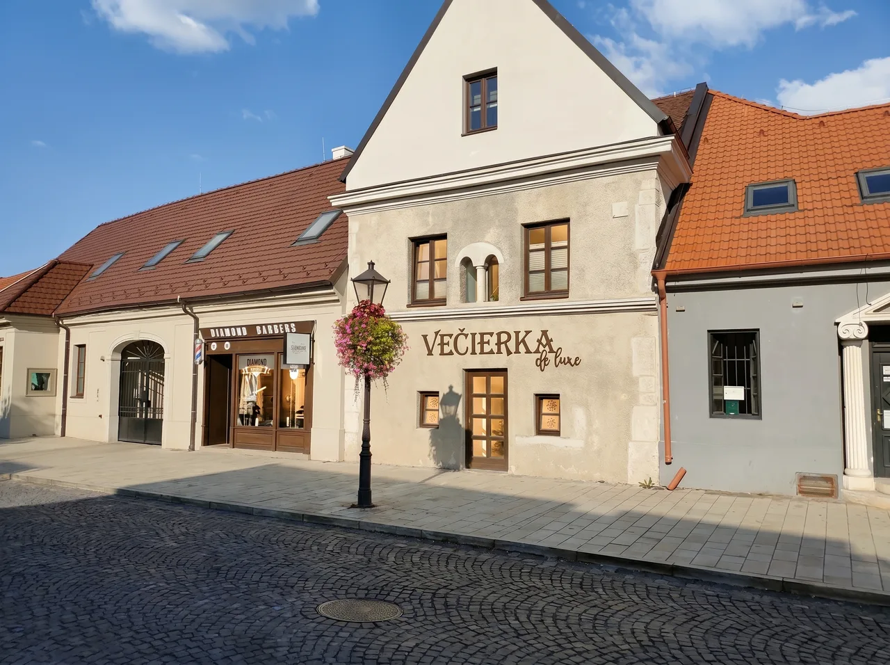Večierka de luxe – Polepy výkladov a fólie, realizácia AD-REKLAMA Trnava